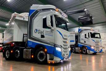 На дороги Бельгии вышел уникальный строительный автопоезд