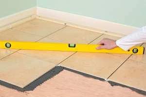 Как положить плитку на деревянный пол