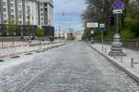 У Києвi на Грушевського переуклали брукiвку