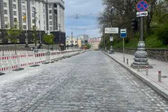 У Києвi на Грушевського переуклали брукiвку