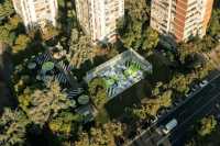 Спортплощадку сделали из старых кроссовок