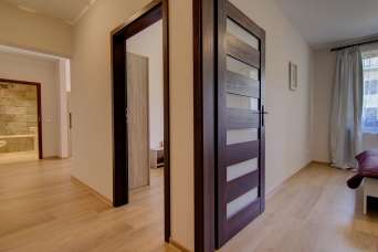 Что делать, если толщина дверной коробки меньше толщины стены