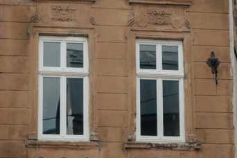 В iсторичному будинку у Львовi встановили дерев&#039;янi вiкна замiсть пластикових