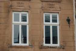 В iсторичному будинку у Львовi встановили дерев'янi вiкна замiсть пластикових