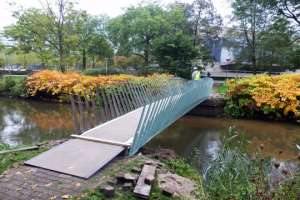 Пешеходам представили разлагающийся мост