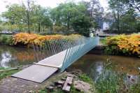 Пешеходам представили разлагающийся мост