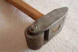 Курьезы: для чего нужен молоток с колесом