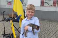 Восьмилетний мальчик песнями о войне собирает деньги для армии