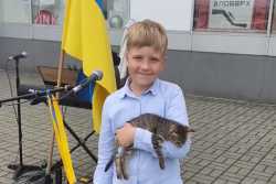 Восьмилетний мальчик песнями о войне собирает деньги для армии