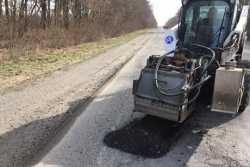 На дорогах державного значення Хмельниччини усунули вже 2,4 тис. кв. м руйнувань