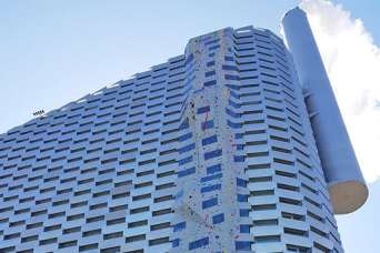 Мусоросжигательный завод получил самую высокую стену для скалолазания