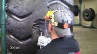 Как латают шину карьерного самосвала. Видео