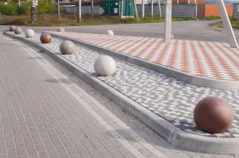 Бетонные болларды - антипарковочные столбики: экономия денег и сохранение городской архитектуры.