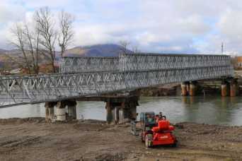 На мосту через Тересву встановили 45-метрову конструкцiю