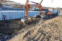 Пiд магiстральним водогоном зводять залiзобетонну дамбу