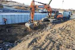 Пiд магiстральним водогоном зводять залiзобетонну дамбу