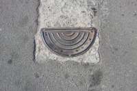 Канализационный люк для киевских гномов. Фото