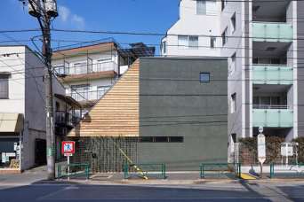 Трехэтажный дом превратили в сплошную замысловатую комнату