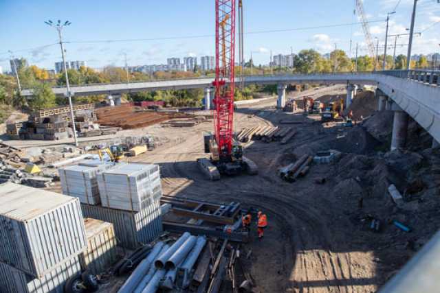 Будiвництво Подiльського мостового переходу триває цiлодобово