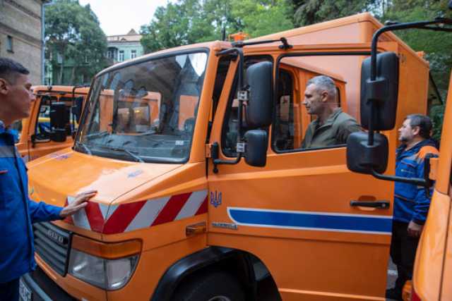 Комунальнi пiдприємства Києва отримали автомобiлi з Германiї