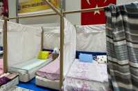 Жертвам землетрясений в Турции и Сирии поставили картонные убежища