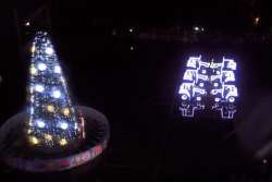 Приколы: трактора танцуют танго вокруг новогодней елки. Видео