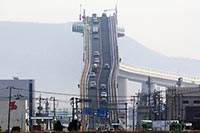 В Японии построен почти вертикальный мост