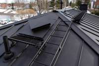 На строительном рынке представлена линейка элементов безопасности кровли. Фото