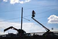 На Индустриальном путепроводе начали ремонтировать трамвайную часть