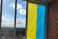 В Новосибирске на балконе вывесили украинский флаг