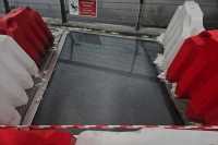 Скляний пiшохiдний мiст залишається пошкодженним