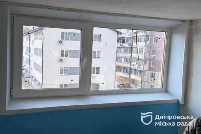 У постраждалому вiд обстрiлу 27 сiчня будинку у Днiпрi вже замiнили всi вiкна