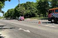 У Днiпрi встановлюють колесовiдбiйний брус для безпеки водiїв та пiшоходiв