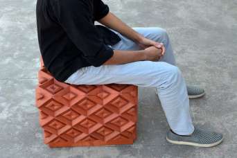 Из черепицы сделали уличную мебель