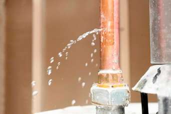 Как устранить течь из металлической трубы