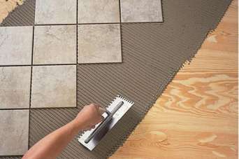 Правила укладки плитки на деревянный пол