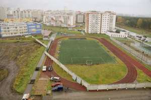 Строительный прикол: перегороженный стадион. Фото
