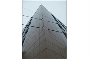 Загадка 21-го века. В какой стране линию электропередач тянут сквозь фасад здания