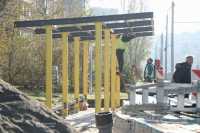 У Днiпрi за грошi iнвесторiв зводять сучаснi зупинковi комплекси