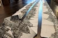 Городской ландшафт нарисовали на рулоне туалетной бумаги