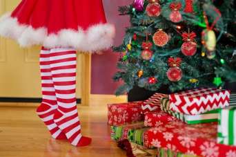 Курьезы: американские дети в Рождество ищут на елке огурец