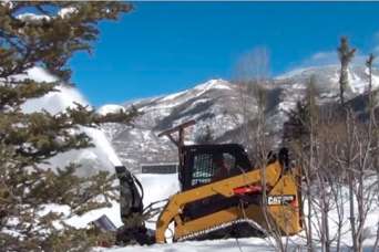 Как убирают снег с помощью мини-погрузчиков Cat®