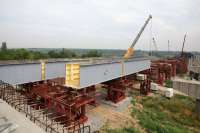 Секции моста на Хортицу начнут объединять в одну конструкцию