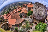 В Европе есть город, полностью зажатый гигантскими валунами