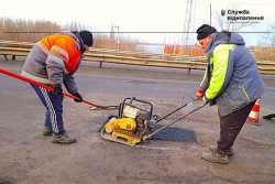 На дорогах Хмельниччини лiквiдують аварiйну ямковiсть