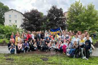 Украинские беженцы высадили в Таллинне розы в знак благодарности за гостеприимство