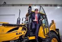 Олег Ляшко протестировал отечественный экскаватор-погрузчик. Фото