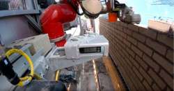 Создан первый в мире робот-каменщик. Видео