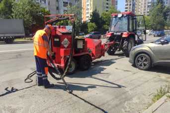 У Києвi лiквiдували 51 тис. кв. м трiщин на дорогах