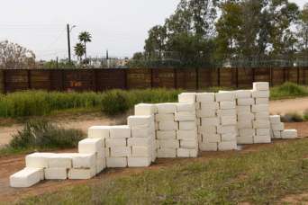 На границе США и Мексики возводят стену из сыра